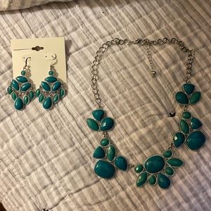 Beautiful earring and necklace set. 💙